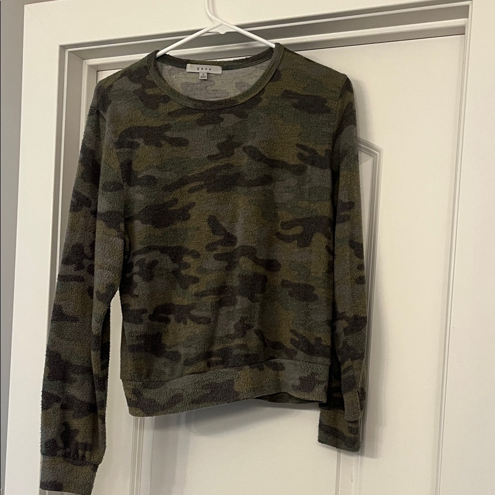 gaze Women's Long Sleeve Camo Pullover in Green and Black